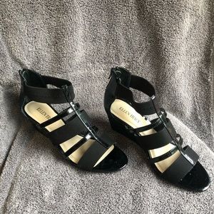 Ellen Tracy black patent leather with stretchy straps. 2.5” heel.